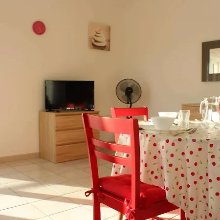 Jonzac, 3 Pièces, 4 Personnes - Fr-1-246d-19 Appartement Jonzac